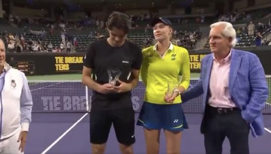 Indignación: la tenista Elena Rybakina quita la mano de un hombre que la toca abajo de la cintura en plena premiación tras ganar un torneo