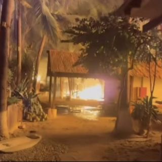 Incendio arrasa Punta Zicatela, destino turístico de Oaxaca; más de 60 cabañas quedan destruidas