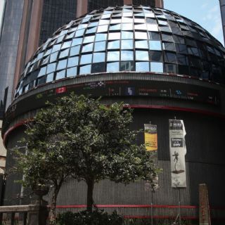 El peso y la bolsa sufren su peor caída semanal en años ante el conflicto en Irán