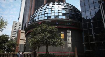 El peso y la bolsa sufren su peor caída semanal en años ante el conflicto en Irán