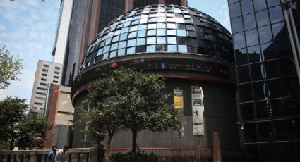 El peso y la bolsa sufren su peor caída semanal en años ante el conflicto en Irán