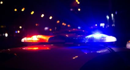 Policías de la CDMX empujan un taxi con dos cadáveres de Azcapotzalco hacia Naucalpan