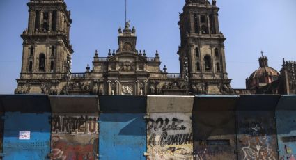 Amurallan el Zócalo y monumentos del Centro Histórico de la CDMX previo a las protestas del 8M