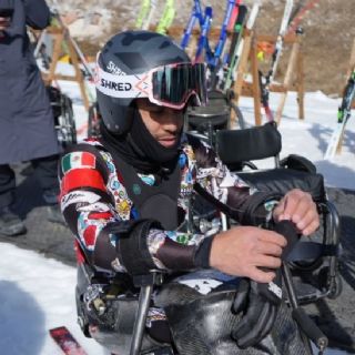 Mexicano Arly Velásquez tiene emotivo apoyo en Paralímpicos de Invierno, pero sufre caída y no acaba