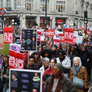 Mujeres marchan en Reino Unido contra la desigualdad y misoginia en el mundo