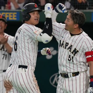 Shohei Ohtani vuelve a volarse la barda y Japón logra segunda victoria en Clásico Mundial de Beisbol