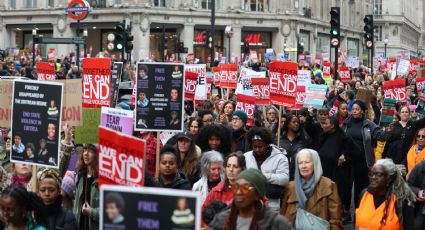 Mujeres marchan en Reino Unido contra la desigualdad y misoginia en el mundo