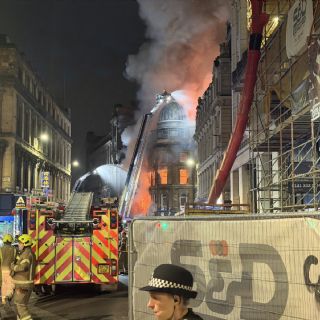 Cierran estación de tren en Gran Bretaña tras incendio de tienda de vapeadores en Glasgow