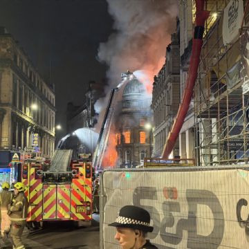 Cierran estación de tren en Gran Bretaña tras incendio de tienda de vapeadores en Glasgow
