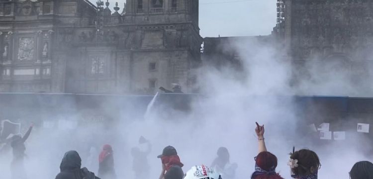 Marchas en el 8M: policías intentan disuadir con gas a las manifestantes en CDMX