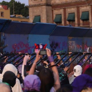 Detienen a nueve hombres ajenos a la movilización del 8M por destrozos en edificio de la CDMX