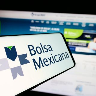 Bolsa cae en la apertura y el peso se debilita a 17.84 por dólar ante el conflicto en Medio Oriente