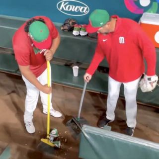 Jugadores de la Selección Mexicana de Beisbol barren el dugout en su partido contra Brasil