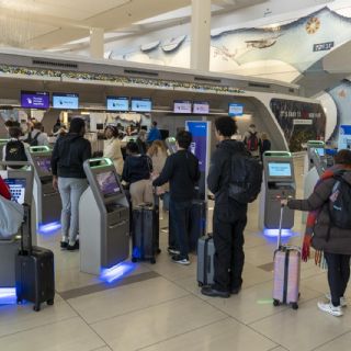 Reportan largas filas y retrasos de vuelos en aeropuertos de EU por el cierre de Seguridad Nacional