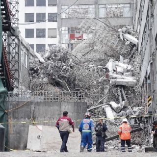 Localizan muerto a trabajador tras derrumbe de edificio en San Antonio Abad; dos continúan atrapados