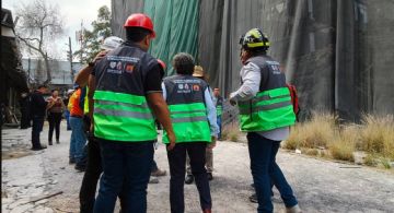 Colapsa edificio cerca de la estación del metro San Antonio Abad; hay cuatro personas atrapadas