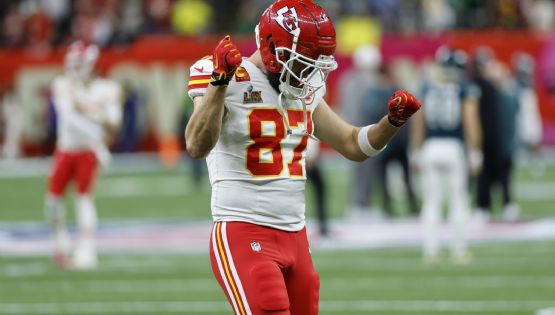 ¿Regalo de bodas? Travis Kelce renueva un año con los Chiefs, que se refuerzan con Kenneth Walker III, MVP del Super Bowl