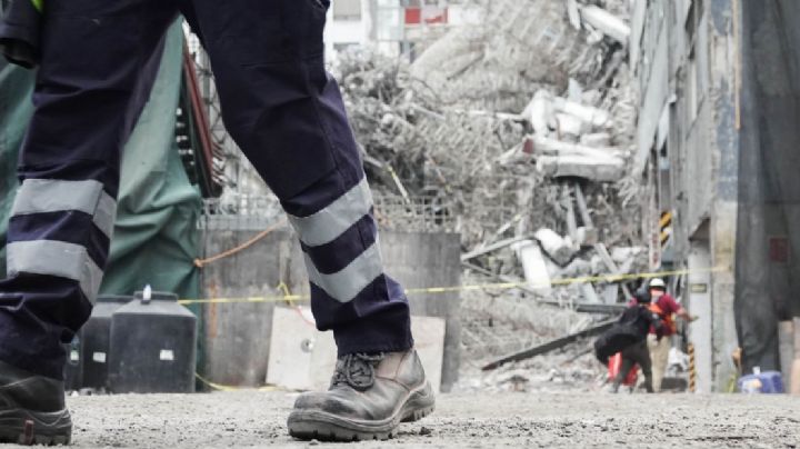 Derrumbe en CDMX: autoridades afirman que será difícil encontrar vivos a dos trabajadores, pero búsqueda se extenderá toda la noche