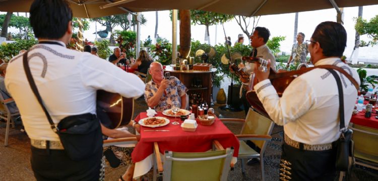 Demócratas y republicanos exigen que el ICE libere a dos jóvenes mariachis y su familia