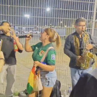 Aficionados cantan ‘Lamento boliviano’ tras eliminación ante Irak en Monterrey