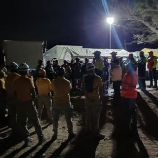 Siguen tres mineros atrapados en Sinaloa; van más de 160 horas de labores de rescate