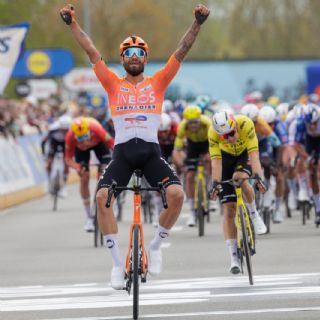 Filippo Ganna triunfa en 'A través de Flandes' con un épico final