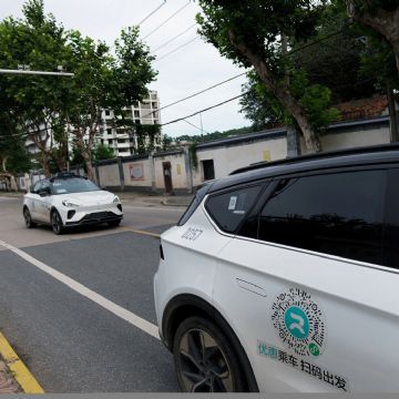 Se detienen repentinamente varios "robotaxis" en China; alegan error de sistema