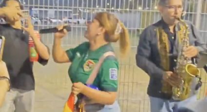 “Y yo estoy aquí, borracho y loco”: aficionados se unen para cantar ‘Lamento boliviano’ tras eliminación de Bolivia ante Irak en Monterrey