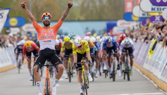 Increíble triunfo: Filippo Ganna conquista la carrera 'A través de Flandes' pese a tener una llanta ponchada y el manubrio roto