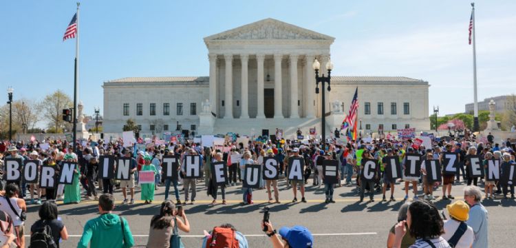 Trump acude a la Corte Suprema de EU por primera vez para el debate sobre ciudadanía por nacimiento