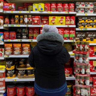 Inflación en EU se acelera 3.3% en marzo por el conflicto en Irán y aumento al precio de la gasolina