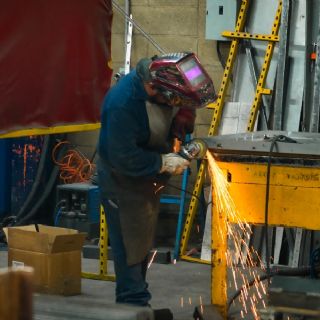 Producción industrial de México cae 1.3% interanual en febrero arrastrada por la manufactura