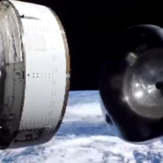 La cápsula con los cuatro astronautas se separa del módulo de la nave para regresar a la Tierra