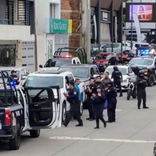 Detienen a alcalde morenista de Veracruz junto con personas armadas; lo liberan por "confusión"