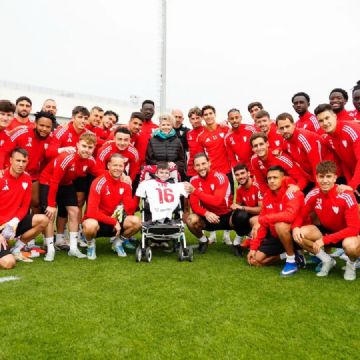 Niño con ‘piel de mariposa’ conmueve al plantel del Sevilla con emotivo discurso