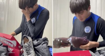 Conmovedor: jóvenes regalan zapatos de futbol nuevos a un compañero que no cuenta con recursos y llora con el hermoso gesto
