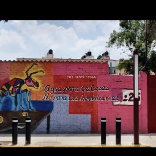 Policías intimidan a vecinos en CDMX que pintaron protesta en un mural del Mundial