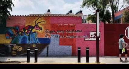 Pintan murales por el Mundial en bardas de casas particulares y policías intimidan a los vecinos que protestaron