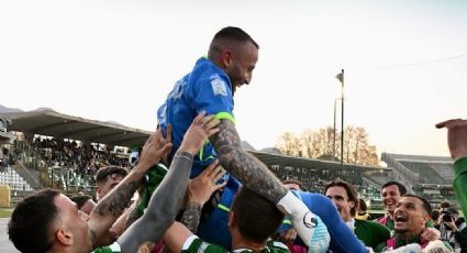 ¡Héroe! Un portero anota gol de último minuto para rescatar un empate y lo celebra eufórico con una ‘vuelta olímpica’