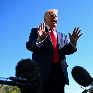 Trump amaga a China con imponer aranceles del 50% si entrega armas a Irán