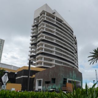 Demuelen icónico hotel de Miami: el Mandarin Oriental cae tras 25 años de su construcción