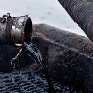 Barril de petróleo vuelve a superar los 100 dólares tras el fin de las negociaciones entre EU e Irán