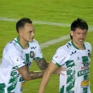 Portero ataja penal en Paraguay, su compañero estrella el balón en la cara del ejecutor y este anota