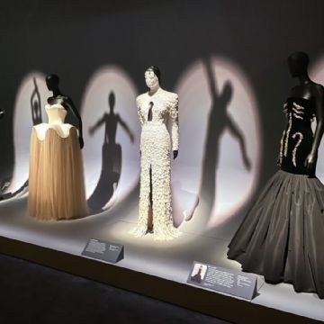 La moda surrealista, artística y "deliciosamente decadente" de Elsa Schiaparelli en Londres