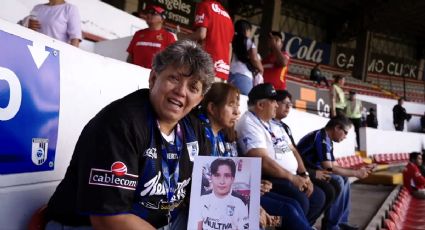 Madre que perdió a su hijo decide continuar la afición del niño por los Gallos y asiste a La Corregidora con su fotografía