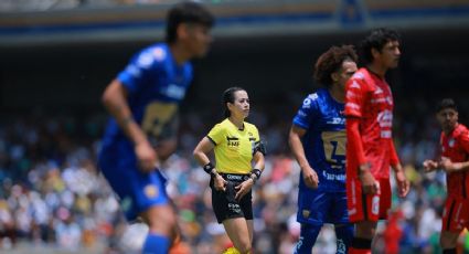 La árbitra Katia Itzel García estrena nominación al Mundial con polémica actuación en el Pumas vs Mazatlán; expulsó al DT Sergio Bueno