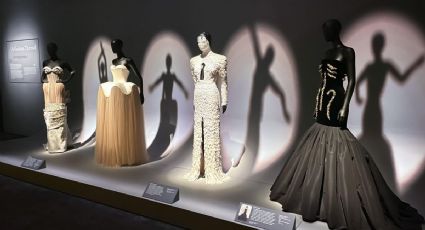 La moda surrealista, artística y "deliciosamente decadente" de Elsa Schiaparelli se exhibe en un V&A de Londres
