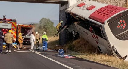 Choque de autobús en Michoacán deja 30 heridos; trasladan al hospital al chofer y un menor