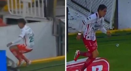 ¡Se da un ‘chapuzón’! Emilio Lara, jugador del Necaxa, cae de forma estrepitosa en la fosa del estadio La Corregidora
