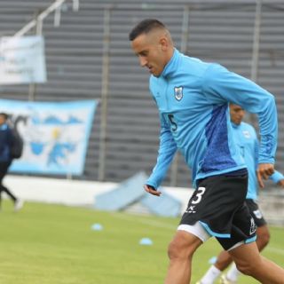 Futbolista argentino que bromeó con portar una bomba en un avión es liberado y ofrece disculpas